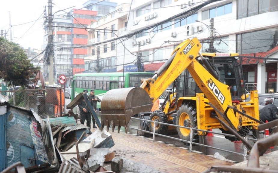 Screenshot_2025-10-31-13-40-12-57_f598e1360c96b5a5aa16536c303cff92 थापाथलीमा काठमाडौँ महानगरको डोजर अभियान: अवैध टहरा भत्काइयो