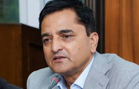 पूर्वसांसद योगेश भट्टराईले बुझाए रातो पासपोर्ट