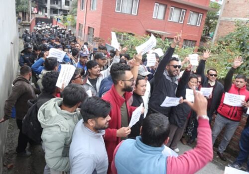 महाधिवेशनको माग गर्दै कांग्रेस केन्द्रीय कार्यालयमा युवा कार्यकर्ताद्वारा तालाबन्दी