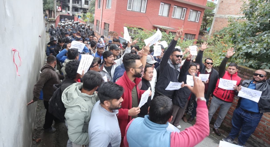 महाधिवेशनको माग गर्दै कांग्रेस केन्द्रीय कार्यालयमा युवा कार्यकर्ताद्वारा तालाबन्दी