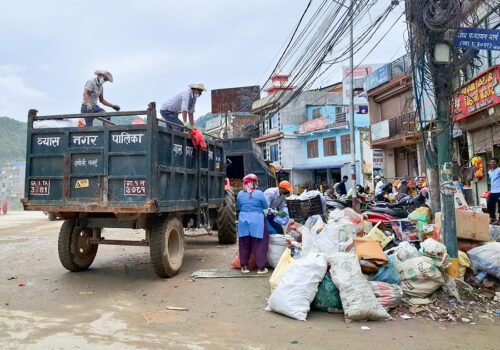 काठमाडौँ उपत्यकाको फोहोर व्यवस्थापन फेरि अवरुद्ध, २५० टिपर रोकिए