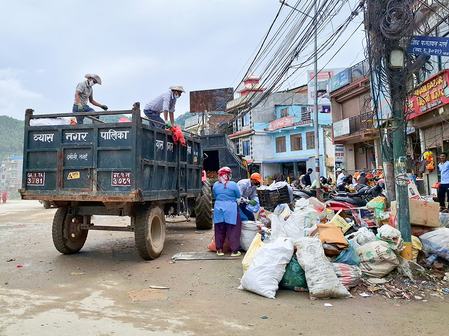 काठमाडौँ उपत्यकाको फोहोर व्यवस्थापन फेरि अवरुद्ध, २५० टिपर रोकिए