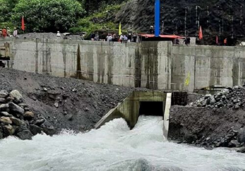 माग पूरा नभएपछि काठमाडौं आउने मेलम्चीको पानी आपूर्ति अनिश्चित, मुहानमै लगायो स्थानीयले ताल्चा