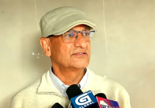 घर र आमा दुवै गुमाएको पीडा आयोगसमक्ष पोख्दै रमेश लेखक