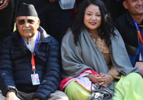 मतदानपछि ज्योती मगरसँगै बसेर प्रतिनिधिसँग भोट माग्दै केपी ओली