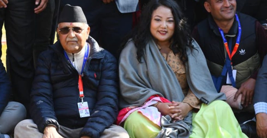 मतदानपछि ज्योती मगरसँगै बसेर प्रतिनिधिसँग भोट माग्दै केपी ओली