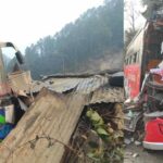 दुई बसको ठक्करपछि पसलमा जोतियो बस, एकको मृत्यु