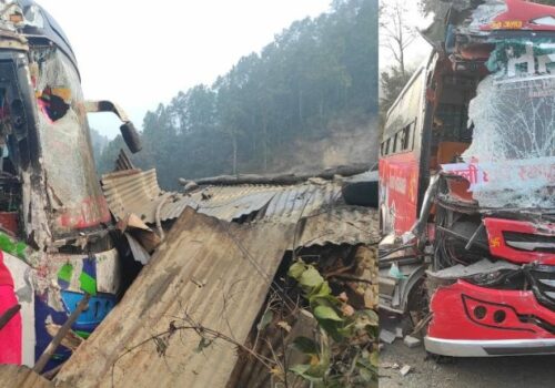 दुई बसको ठक्करपछि पसलमा जोतियो बस, एकको मृत्यु