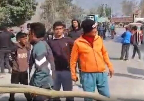 बस दुर्घटनाको निष्पक्ष छानबिनको माग गर्दै मन्थली–खुर्कोट सडक बन्द