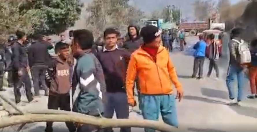 बस दुर्घटनाको निष्पक्ष छानबिनको माग गर्दै मन्थली–खुर्कोट सडक बन्द