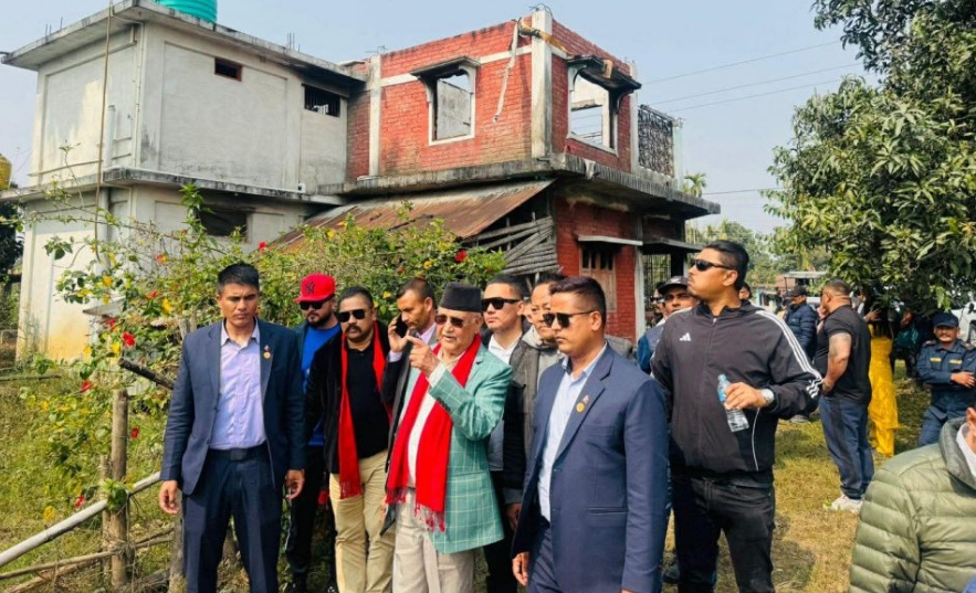 ओलीको पहिलो अवलोकन: बुवाको जलेको घर हेरेपछि भने, “बुबालाई अझै थाहा छैन”