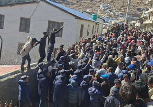 सेवा–सुविधामा असन्तुष्टि जनाउँदै हुम्लामा निर्वाचन प्रहरीको प्रदर्शन