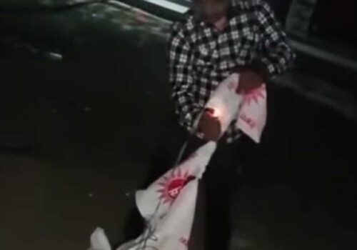 सप्तरीमा एमालेको झण्डा जलाएको आरोपमा निर्वाचन प्रहरी पक्राउ