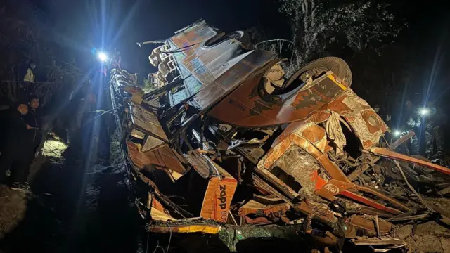 धादिङमा भीषण बस दुर्घटना : १८ जनाको ज्यान गयो, २५ जना काठमाडौंमा उपचाररत