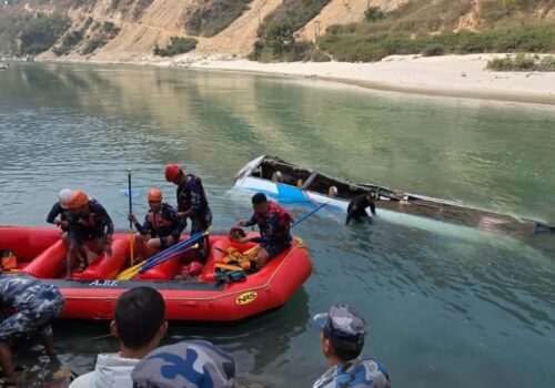 रामेछाप बस दुर्घटना: मृतकको संख्या १२ पुग्यो, खोजी कार्य जारी