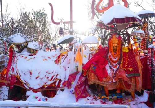 हिमपातले पाथीभरा ढाकिँदा दर्शनार्थीको ओइरो