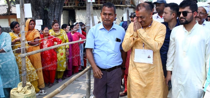 काठमाडौंमा मतदानपछि सर्लाही पुगे गगन थापा, मतदान केन्द्रको निरीक्षणमा व्यस्त