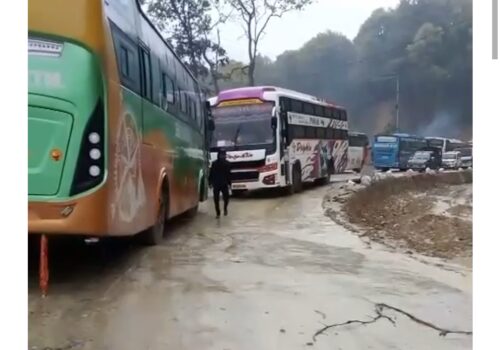 वर्षाले दाउन्ने खण्ड ठप्प, सवारी आवागमन पूर्ण रुपमा प्रभावित