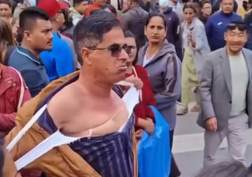 ओली पक्राउको विरोधमा गाउँपालिका अध्यक्षको उग्र प्रदर्शन