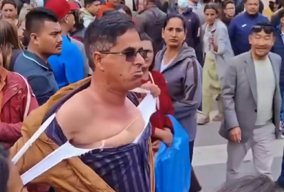 ओली पक्राउको विरोधमा गाउँपालिका अध्यक्षको उग्र प्रदर्शन