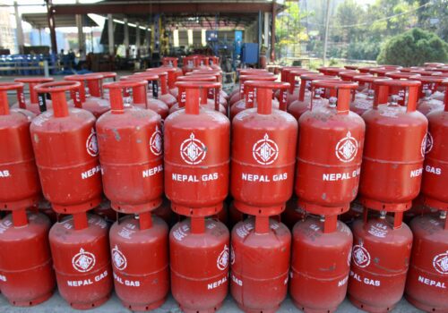 भोलिदेखि आधा सिलिन्डर ग्यास मात्र बिक्री गर्ने निगमको निर्णय