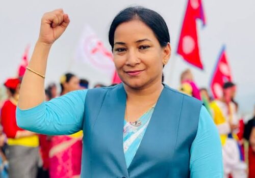 चितवन–३ मा हार स्वीकार्दै रेनु दाहालले दिइन् सोविता गौतमलाई बधाई