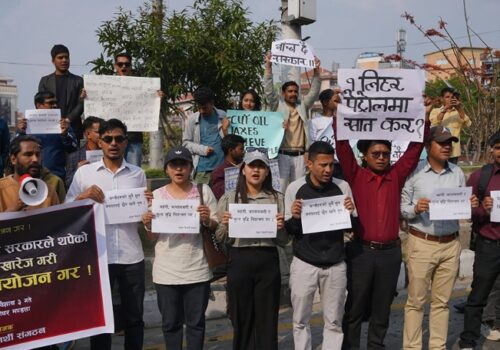 मूल्यवृद्धिविरुद्ध माइतीघरमा विद्यार्थीको आक्रोश, ‘बाँच्न दे सरकार’ नाराबाजी
