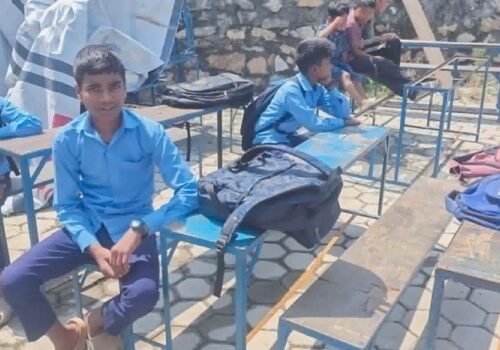 कक्षा कोठा नभएपछि टेन्टमै पढाइ, तीन विद्यालय प्रभावित