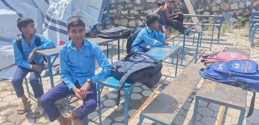 कक्षा कोठा नभएपछि टेन्टमै पढाइ, तीन विद्यालय प्रभावित