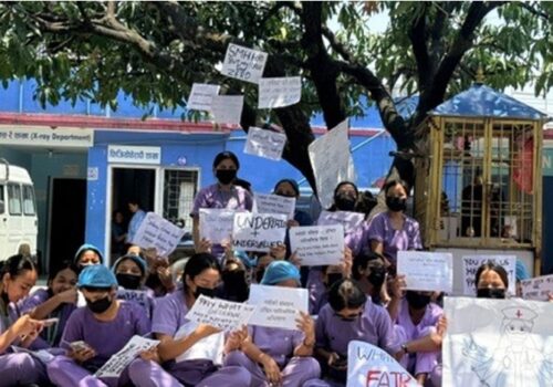 उचित पारिश्रमिकको माग गर्दै शहीद मेमोरियलका स्वास्थ्यकर्मी आन्दोलनमा