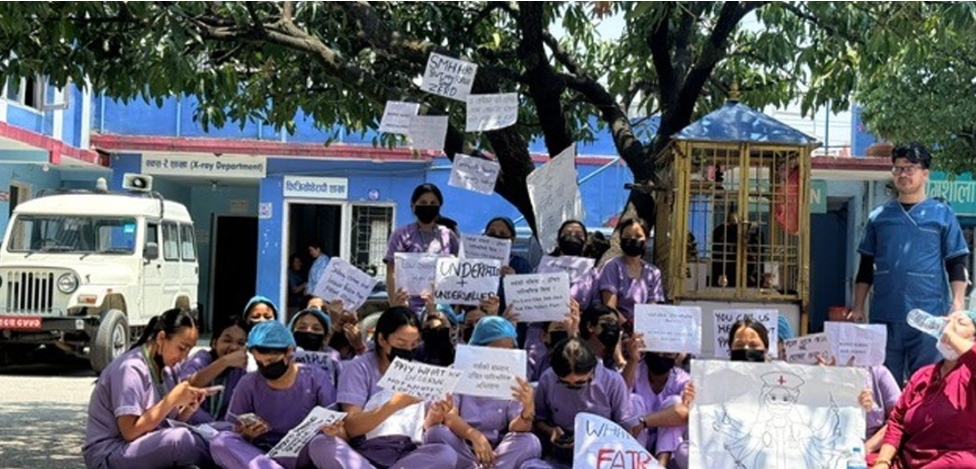 उचित पारिश्रमिकको माग गर्दै शहीद मेमोरियलका स्वास्थ्यकर्मी आन्दोलनमा