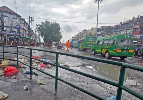 पोखरा महानगरले स्थायी फोहोर प्रशोधन केन्द्र निर्माण योजना रोक्दा सडकमै फोहोर छरपस्ट