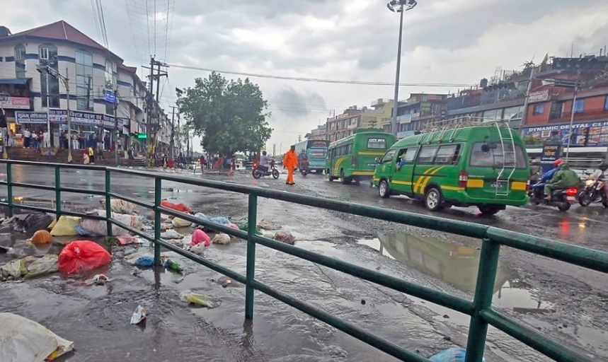 पोखरा महानगरले स्थायी फोहोर प्रशोधन केन्द्र निर्माण योजना रोक्दा सडकमै फोहोर छरपस्ट
