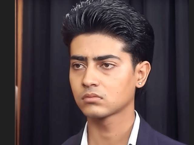 चितवनमा अनौठो र्‍याली निकालिँदै: पेट्रोल कर हटाउन हातले तानेर विरोध गरिने