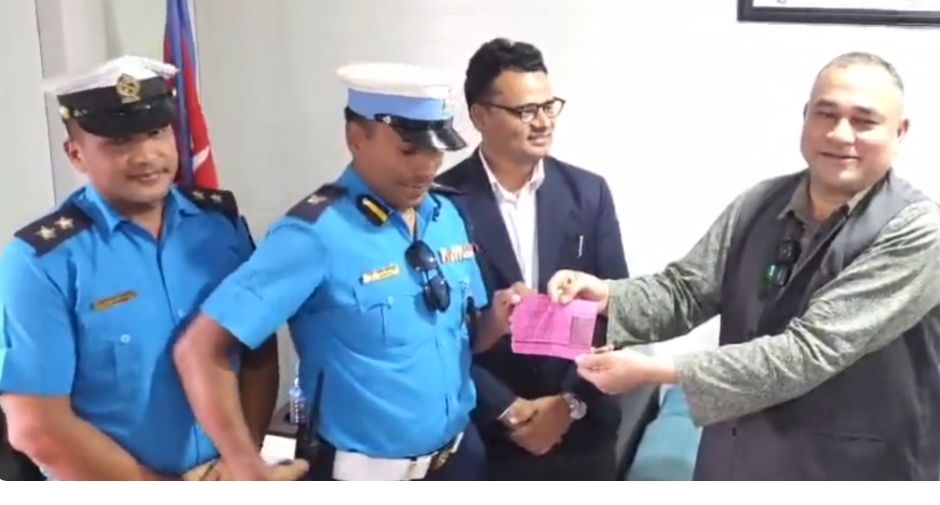 हेलमेटबिनै सवारी चलाउँदा मुख्यमन्त्री कमलबहादुर शाह कारबाहीमा, ५०० रुपैयाँ जरिबाना