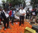 उचित मूल्य नपाएपछि किसानको आक्रोश, माइतीघरमा गोलभेँडा फ्याँकेर विरोध