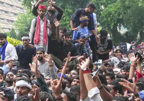शिक्षामन्त्रीको राजीनामा माग्दै संसद्तर्फ अघि बढेका प्रदर्शनकारीमाथि प्रहरीको लाठीचार्ज, दिल्ली तनावग्रस्त