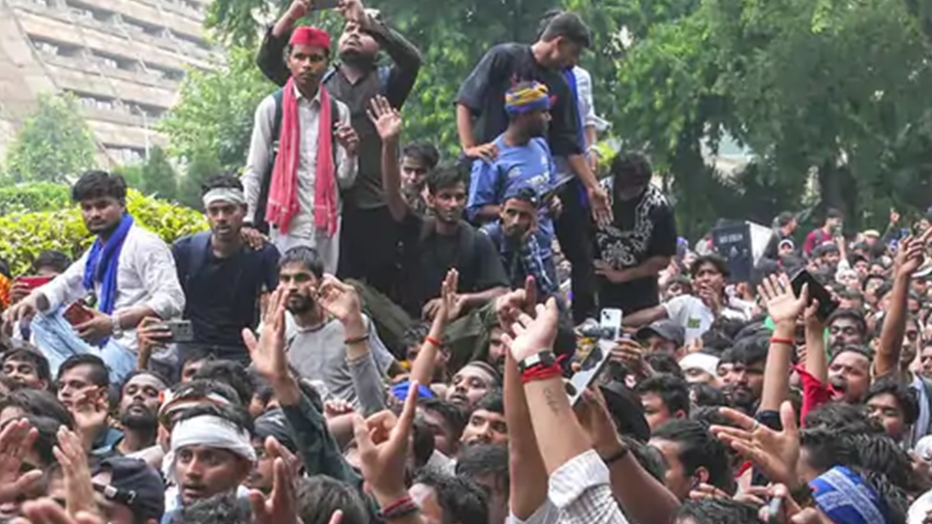 शिक्षामन्त्रीको राजीनामा माग्दै संसद्तर्फ अघि बढेका प्रदर्शनकारीमाथि प्रहरीको लाठीचार्ज, दिल्ली तनावग्रस्त