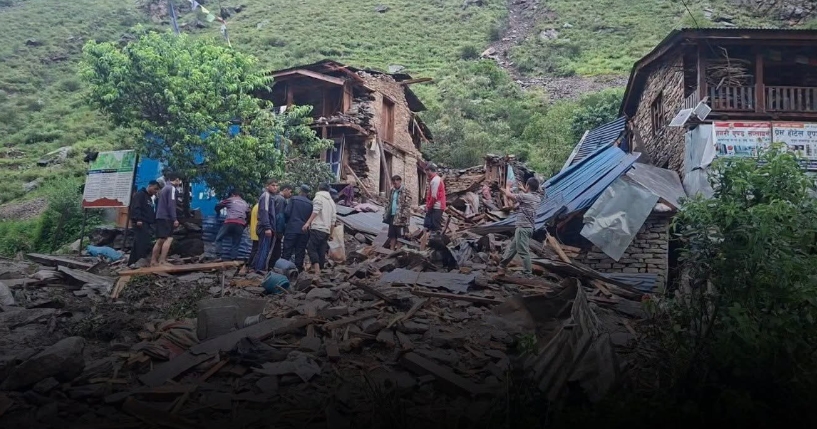 मुगुमा पहिरोले घर पुरिँदा ३ वर्षीय बालकको ज्यान गयो, दम्पती घाइते