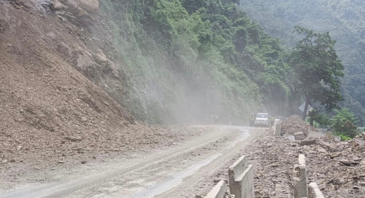 जवाङ खोलाको पहिरोले मुग्लिङ–काठमाडौं सडक फेरि ठप्प, सयौँ सवारी अलपत्र