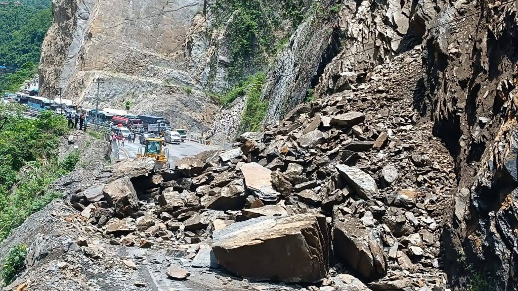 अविरल वर्षाको असर : बाढी–पहिरोमा ६ जनाको मृत्यु, १३ भन्दा बढी मुख्य राजमार्ग बन्द