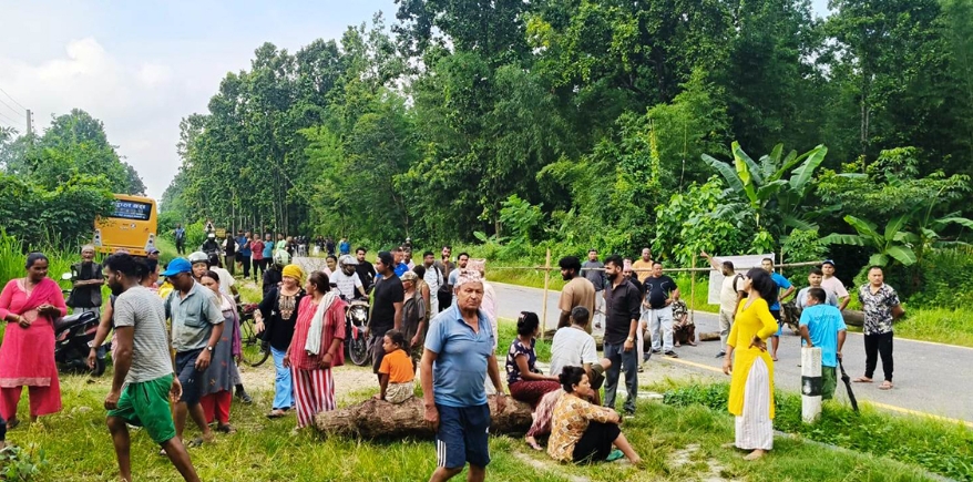 कालापानीमा सुकुमवासीको आन्दोलन चर्कियो, बिपी राजमार्ग बन्द हुँदा सयौं यात्रु अलपत्र
