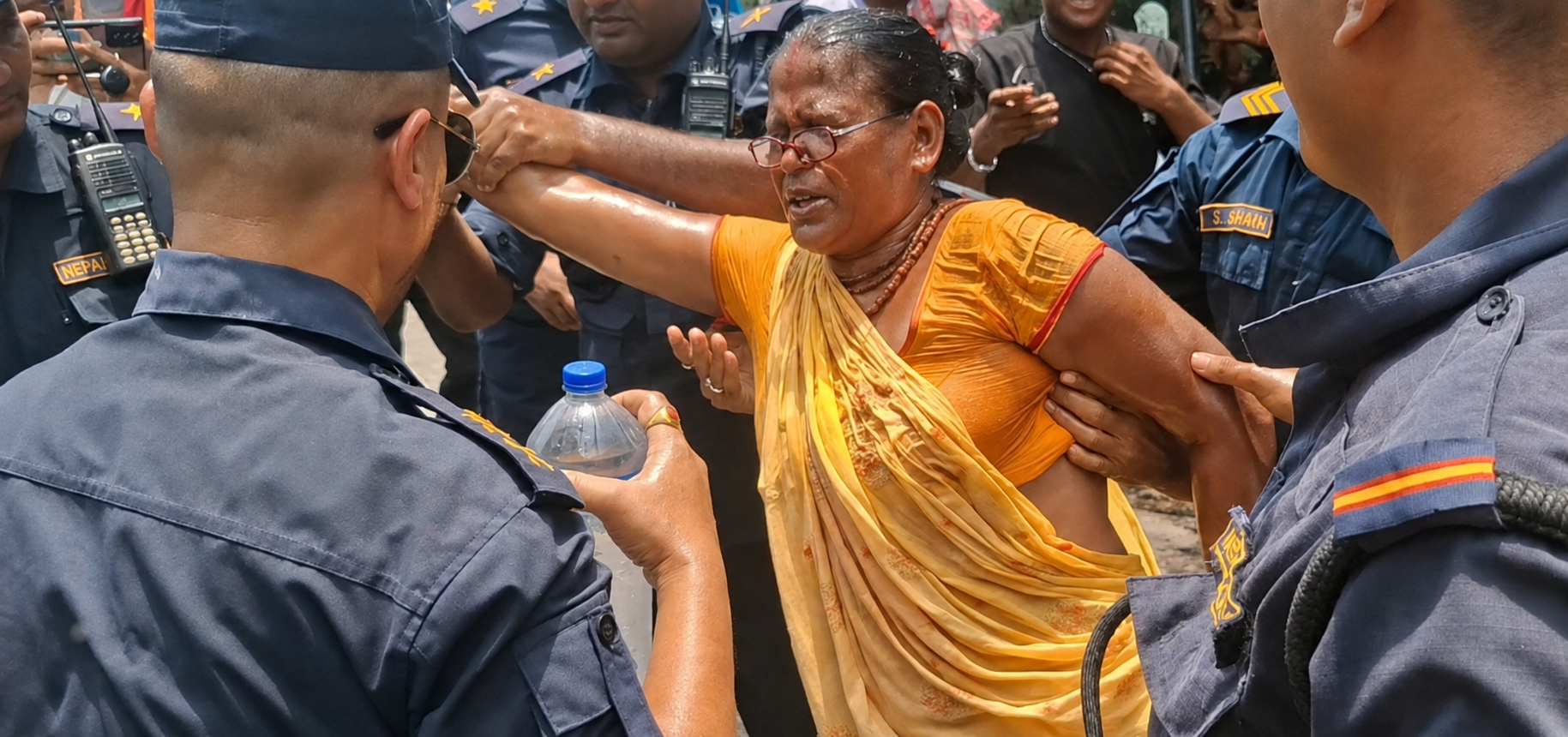 अदालतभित्र मिटरब्याज साहुविरुद्ध बहस, बाहिर पीडितको प्रदर्शनबीच महिलाले गरिन् आत्मदाहको प्रयास